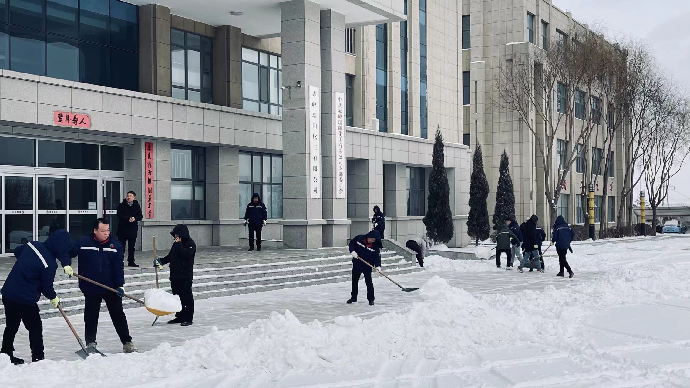 不畏嚴(yán)寒，除雪保安全出行
